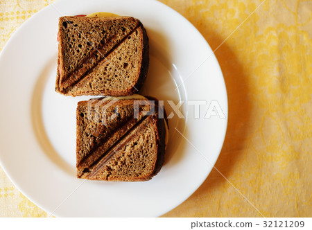 toasted ham and cheese sandwich 32121209