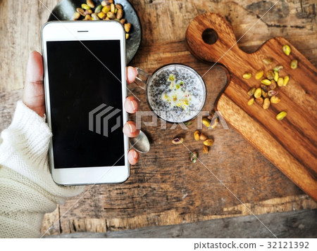 Falooda Indian dessert with smart phone 32121392