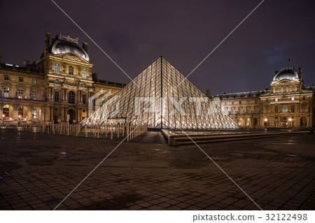 Pyramid Louvre museum at night in Paris Pyramid Louvre museum at night in Paris 32122498