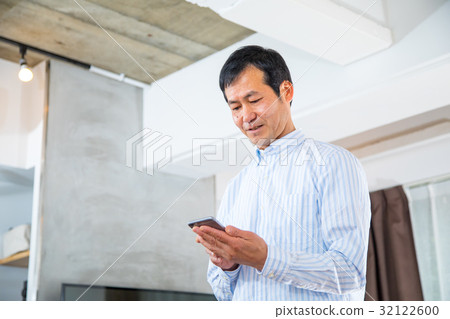 Middle-aged male adult men who use smartphones mobile phone research work Middle-aged male adult men who use smartphones mobile phone research work 32122600