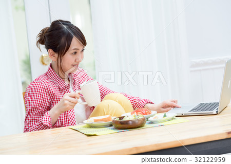 年輕的女士,餐,午餐 年輕的女士,餐,午餐 32122959