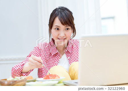 年輕的女士,餐,午餐 年輕的女士,餐,午餐 32122960