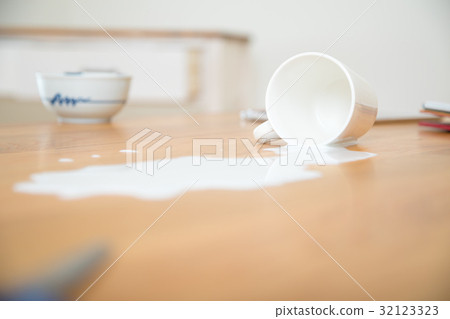溢出的牛奶溢出的飲料地震大地震災害地震搖曳的地震圖像 溢出的牛奶溢出的飲料地震大地震災害地震搖曳的地震圖像 32123323