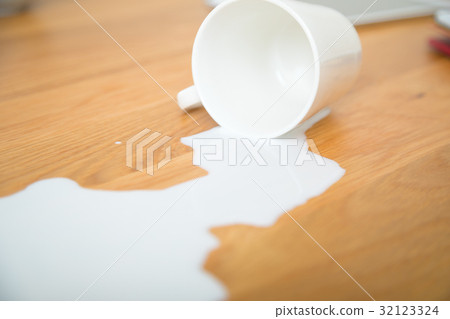 Spilled milk spilled drink Earthquake Great earthquake Disaster earthquake swaying earthquake image 32123324