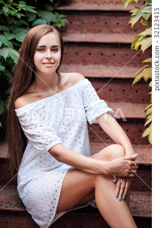 Street portrait of a beautiful brunette girl Street portrait of a beautiful brunette girl 32123415