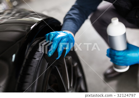 Man washing car tyres Man washing car tyres 32124797