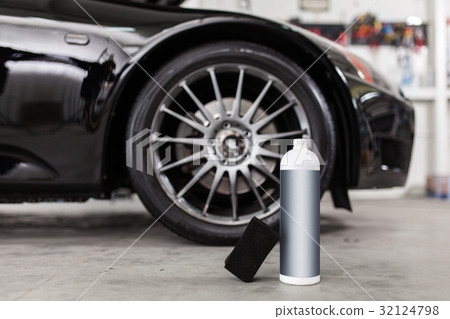 Man washing car tyres 32124798