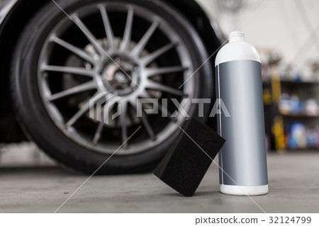 Man washing car tyres Man washing car tyres 32124799