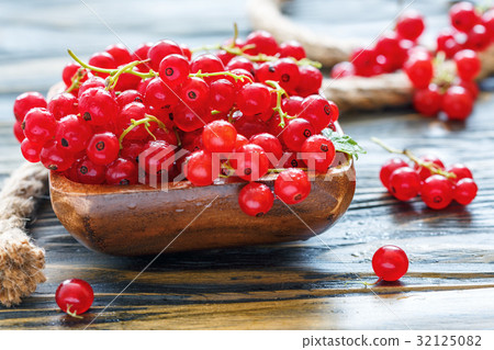 Bowl with ripe red currants. Bowl with ripe red currants. 32125082