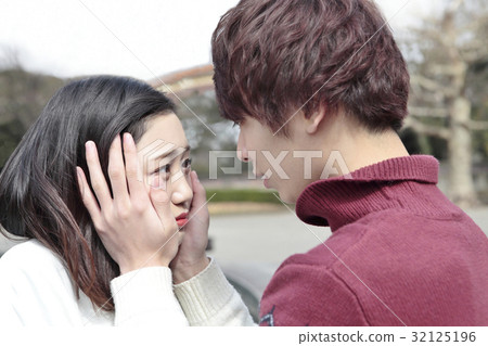 男性和女性的悲傷在凝視 男性和女性的悲傷在凝視 32125196