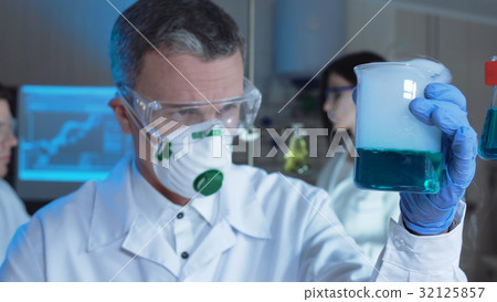 Man conducting chemical reaction 32125857