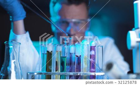 Man working with tubes 32125878