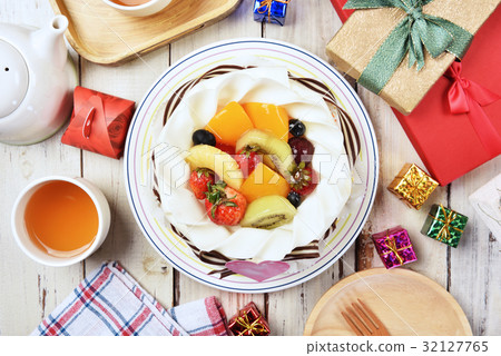 White chocolate cake 32127765