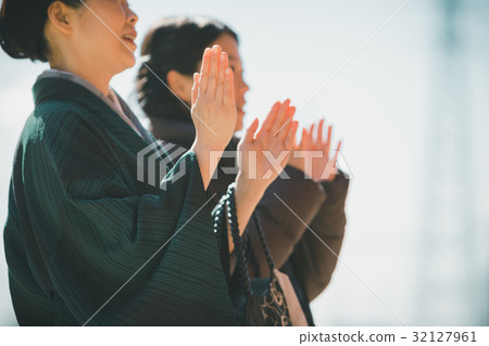 visiting shrine or temple, parenthood, parent and child 32127961