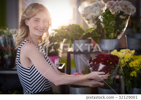 Female florist arranging flower bouquet 32129001