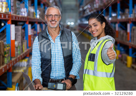 Portrait of warehouse workers working together 32129280