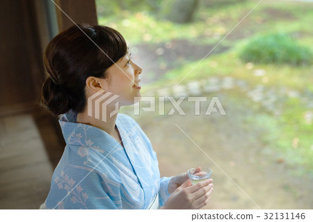 Yukata frozen summer side Japanese sake Middle female image Yukata frozen summer side Japanese sake Middle female image 32131146
