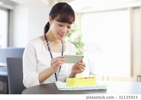 Take a picture of your box lunch with a smart woman Lunch lunch boxed lunch Take a picture of your box lunch with a smart woman Lunch lunch boxed lunch 32135933