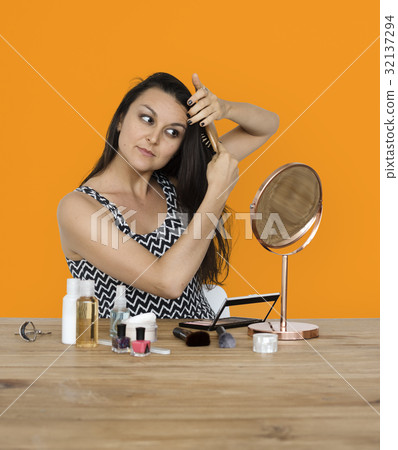 Elegance woman wearing makeup herself Elegance woman wearing makeup herself 32137294