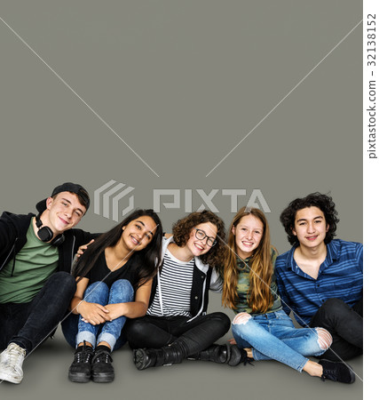 Group of students smiling and huddle together 32138152