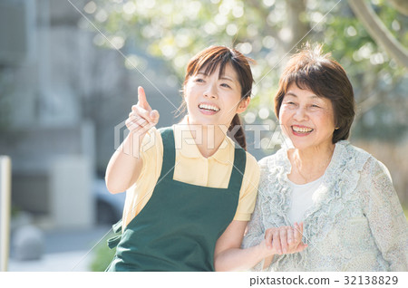 Young caregivers and senior women 32138829