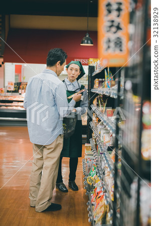 supermarket, super market, salesperson 32138929