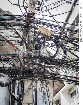 The chaos of cables and wires 32139010