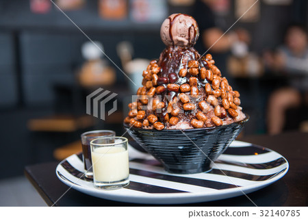 Chocolate bingsu or ice snow flake with ice-cream  32140785