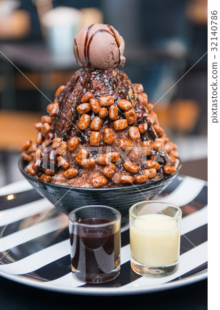 Chocolate bingsu or ice snow flake with ice-cream  32140786