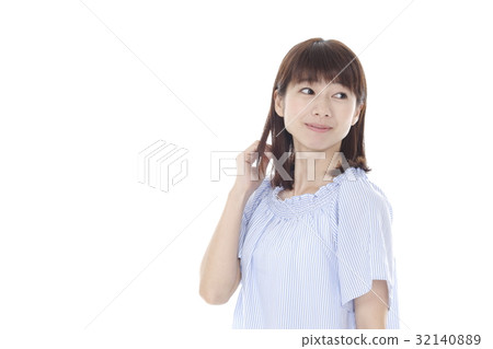 一個女人撫摸她的頭髮 一個女人撫摸她的頭髮 32140889