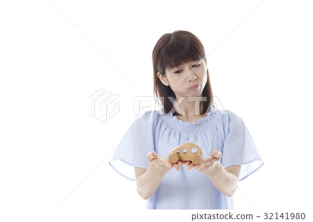 Women suffering from car selection 32141980