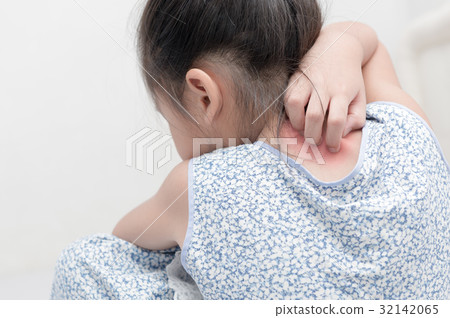 asian girl scratch the itch with hand 32142065