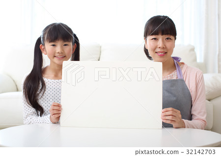 父母和孩子與白板 32142703