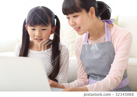 Parent and child 32143068