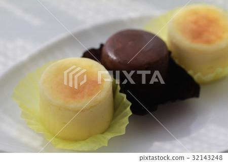 Bite-sized cheese souffle and chocolate cheesecake 32143248