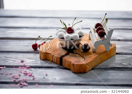 cheesecake with cherries in tartlets.On wooden 32144060