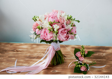 Wedding Bridal bouquet classic shapes in pink Wedding Bridal bouquet classic shapes in pink 32144143