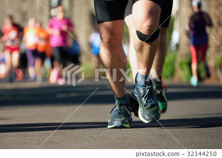 Marathon running in the light of evening 32144250