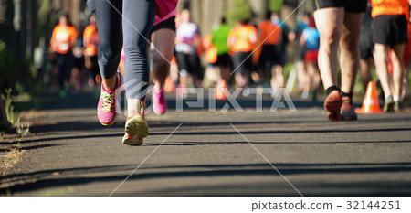 Marathon running in the light of evening 32144251