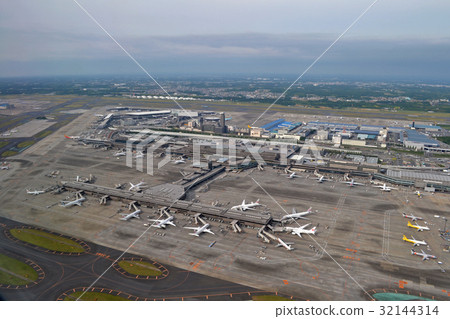 從飛機上觀看成田機場航站樓周圍的景色 32144314