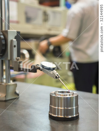 operator inspection dimension of cnc turning parts operator inspection dimension of cnc turning parts 32144995
