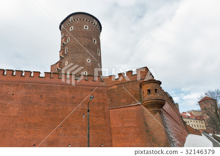 Wawel castle Sandomierska tower in Krakow, Poland. 32146379