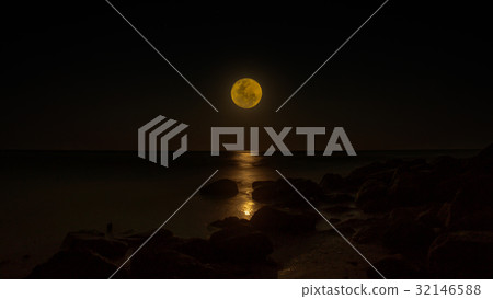 Night sky and a full moon on the sea. 32146588