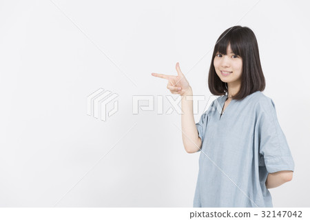 A woman who poses 32147042