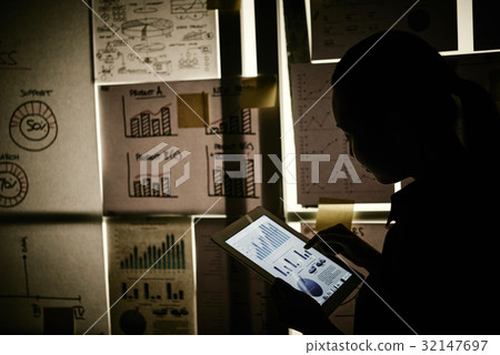 Working in darkness 32147697