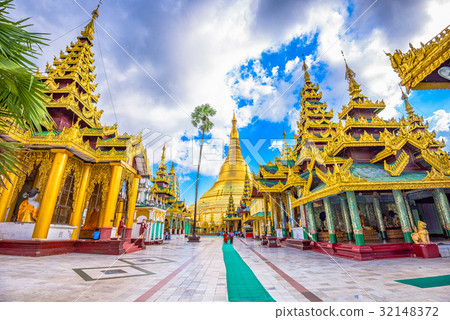 Shwedagon Pagoda in Yangon, Myanmar. Shwedagon Pagoda in Yangon, Myanmar. 32148372