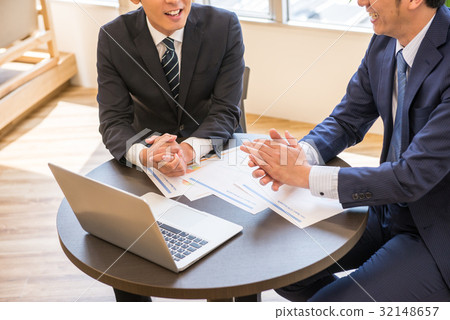 商務會議核心工作會議參與承諾男性員工兩人英俊 32148657