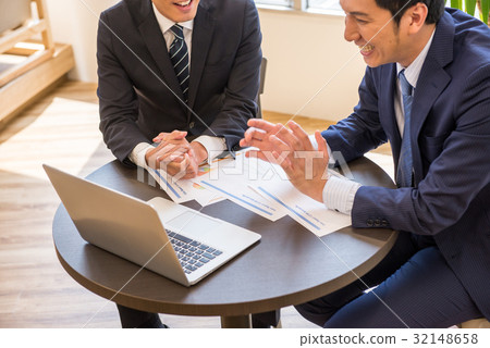 商務會議核心工作會議參與承諾男性員工兩人英俊 32148658