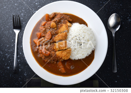 Rice with deep fried pork and curry . 32150308