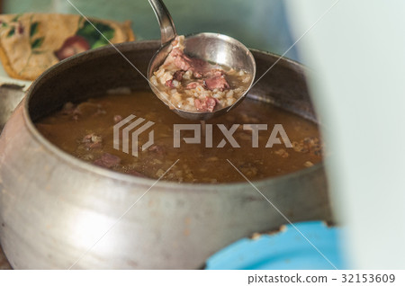 cooking meals in a Russian stove 32153609
